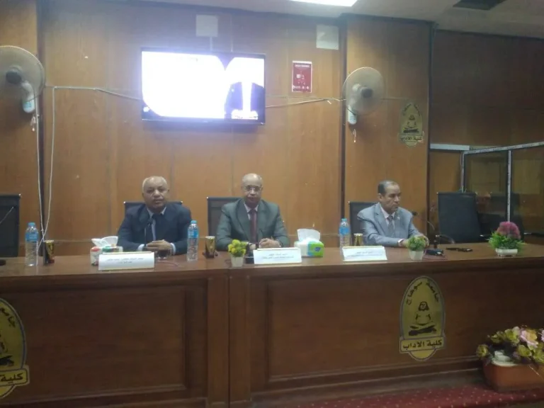 حلول لأزمة الطاقة ومشكلات الصحة والسكان وابتكارات لأصحاب الهمم خلال المؤتمر الطلابي الثاني بآداب سوهاج