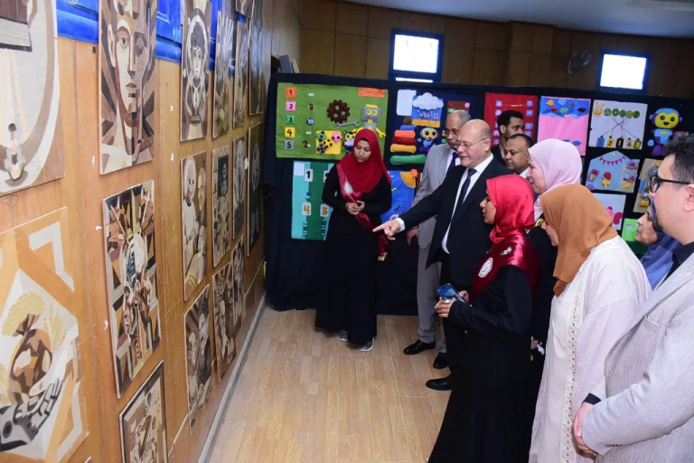 إبداع طلاب كلية التربيه بجامعة سوهاج بمعرضهم الفني