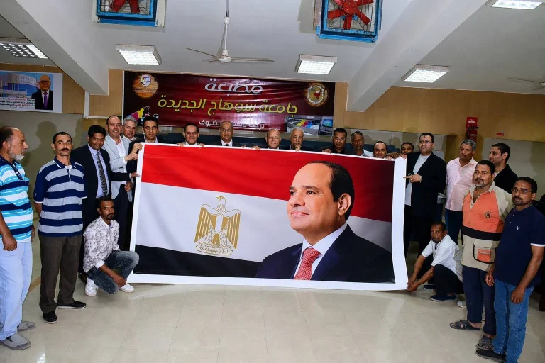 صورة الرئيس السيسي.. تتصدر بدء افتتاح مطبعة جامعة سوهاج المركزية الجديدة
