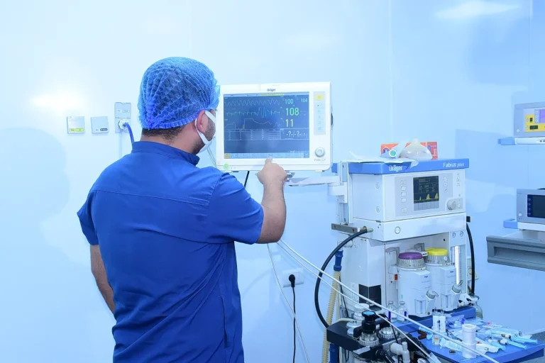 فريق طبي يقوده رئيس جامعة سوهاج.. ينقذ ذراع شاب عشريني من إصابته بالشلل عقب تعرضه لحادث مروع