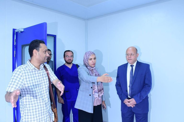لاول مرة بمستشفيات سوهاج الجامعية تخليق وصناعة علاج الامراض السرطانية بوحدة تصنيع الدواء بقسم الاورام.. بتكلفة ٧ ملايين جنيه