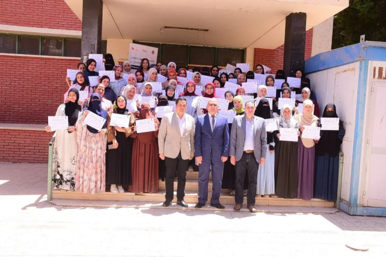 جامعة سوهاج تصنع رائدات المستقبل.. النعماني يكرم أولى خريجات معسكر «فتيات الأرض»
