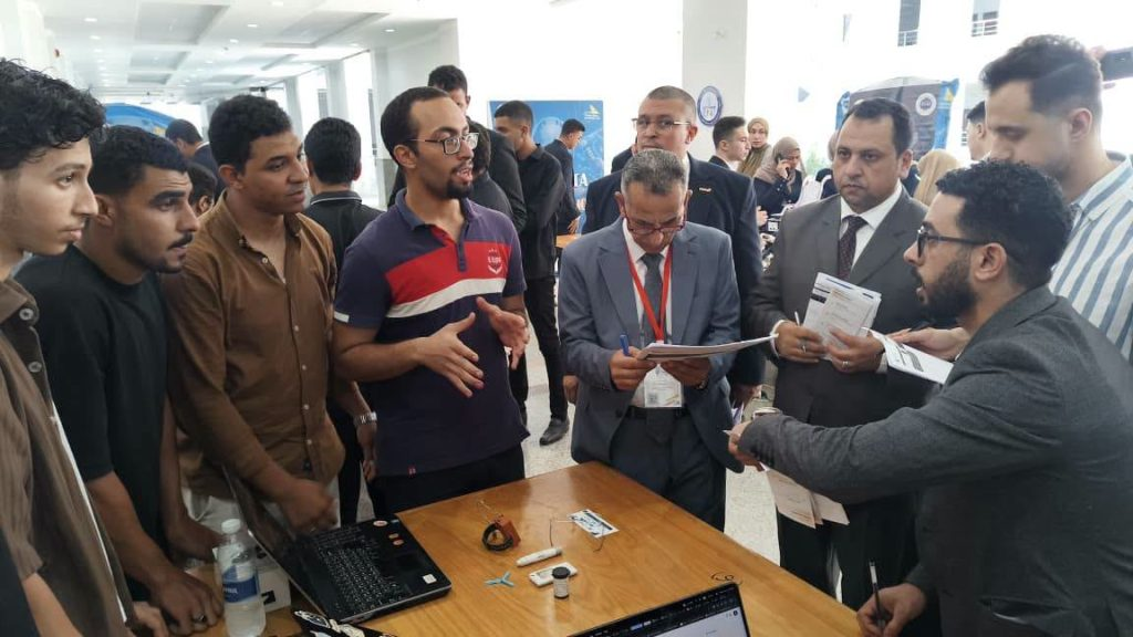 طلاب هندسة سوهاج يتصدرون هاكثون الذكاء الاصطناعي بمشروع لقياس السكر دون وخز
