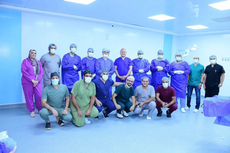 في جراحة ميكروسكوبية دقيقة.. رئيس جامعة سوهاج يترأس فريقًا جراحيًا يعيد الحركة لطفل أصيب بشلل كامل بالذراع