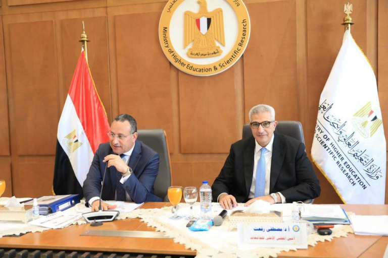 برئاسة وزير التعليم العالي والبحث العلمي رئيس جامعة سوهاج يشارك في الاجتماع الدوري للمجلس الاعلى للجامعات بمقر الوزارة بالعاصمة الجديدة
