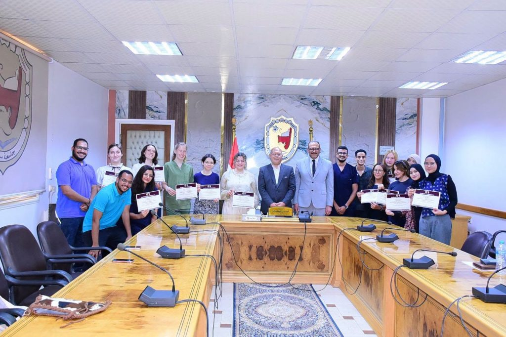 جامعة سوهاج تجمع 10 دول عربية وأجنبية في برنامج دولي للتدريب الطبي.. والنعماني يكرّم المشاركين*