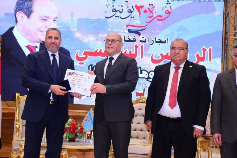 رئيس جامعة سوهاج يكرم المشاركين في ندوة “إنجازات فخامة الرئيس عبد الفتاح السيسي.. جامعة سوهاج نموذجًا” ويشكرهم على جهودهم