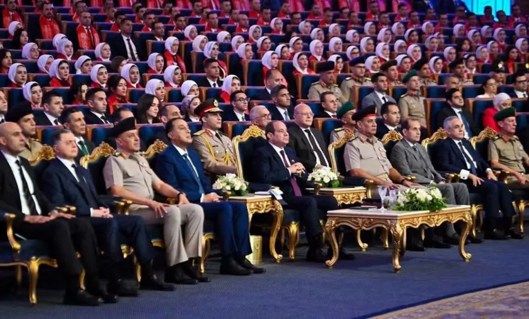 بحضور فخامة الرئيس السيسي..رئيس جامعة سوهاج يشارك في حفل تخرج الدورة السادسة للجهات والهيئات القضائية بالأكاديمية العسكرية