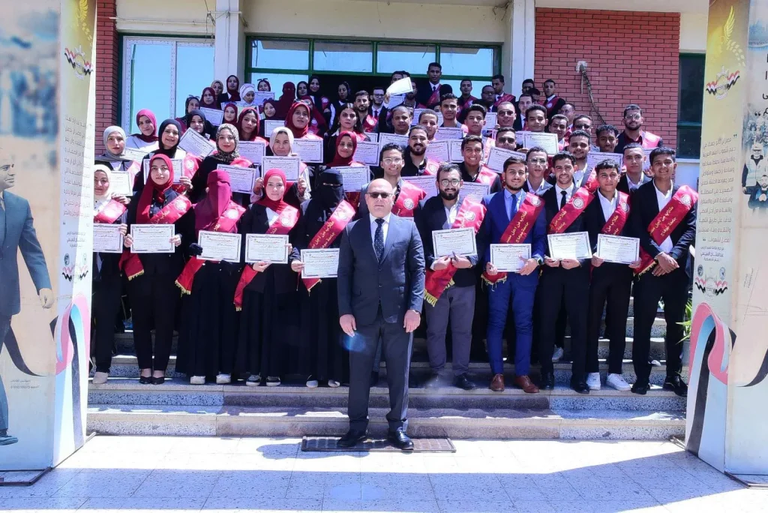 رئيس جامعة سوهاج وطلاب من أجل مصر يشاركون العاملين فرحة المولد النبوي بتوزيع الحلوي