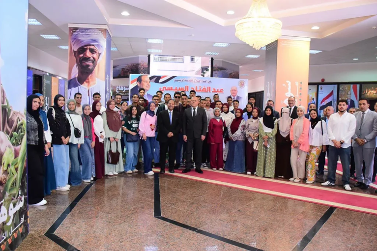 رئيس جامعة سوهاج يتفقد معسكر «التفكير التصميمي» لتنمية مهارات الطلاب في الابتكار وريادة الأعمال
