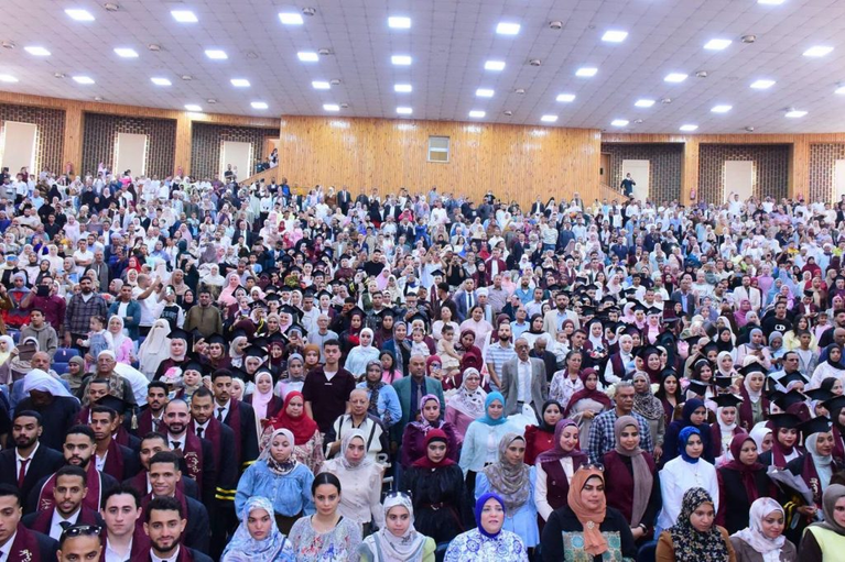 أجواء إحتفالية مفعمة بالفرح شهدتها كلية التمريض بسوهاج احتفالا بتخرج دفعة جديدة من الكوادر الصحية المؤهلة